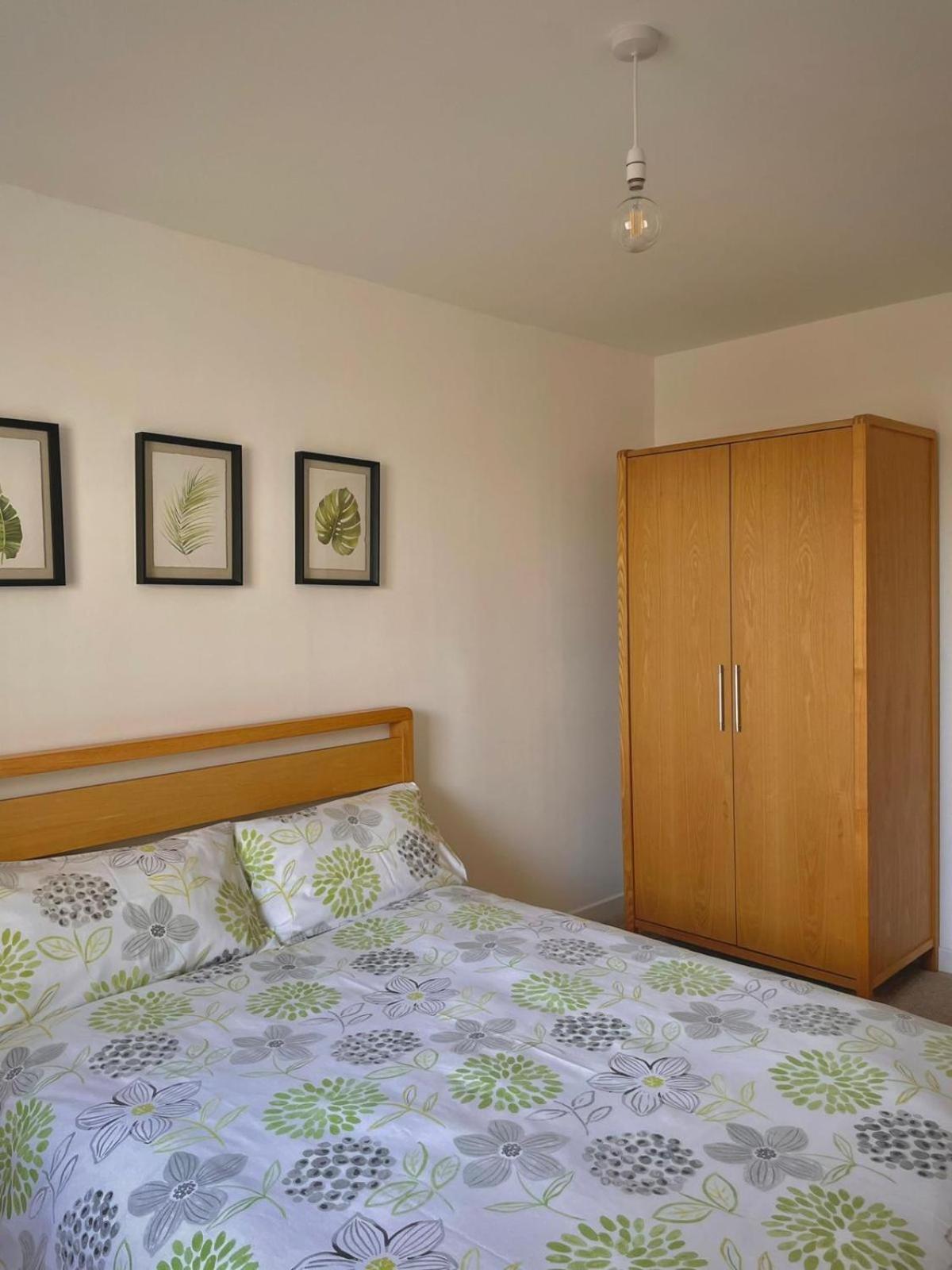 Bright 2-Bedroom Apartment With Parking In Montrose Exteriér fotografie