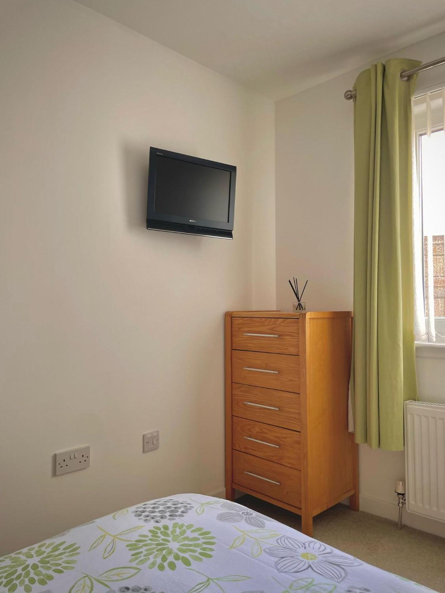 Bright 2-Bedroom Apartment With Parking In Montrose Exteriér fotografie