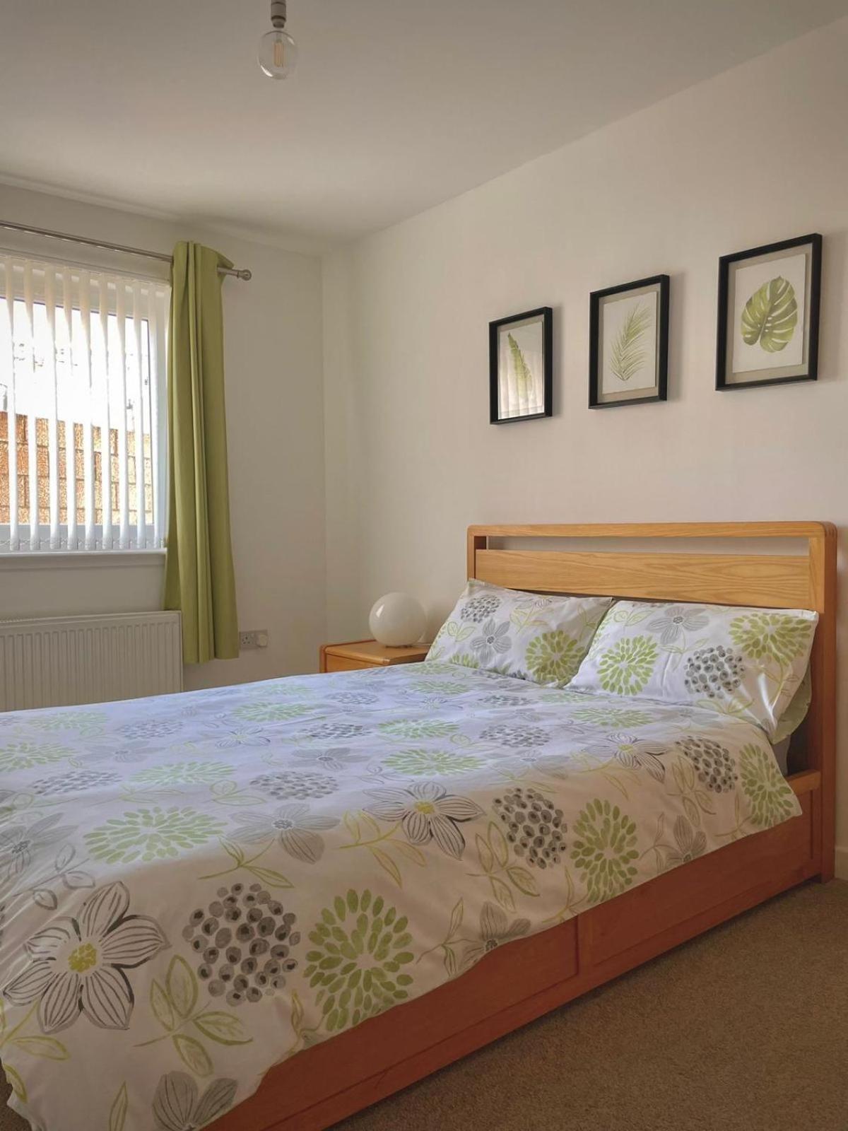 Bright 2-Bedroom Apartment With Parking In Montrose Exteriér fotografie