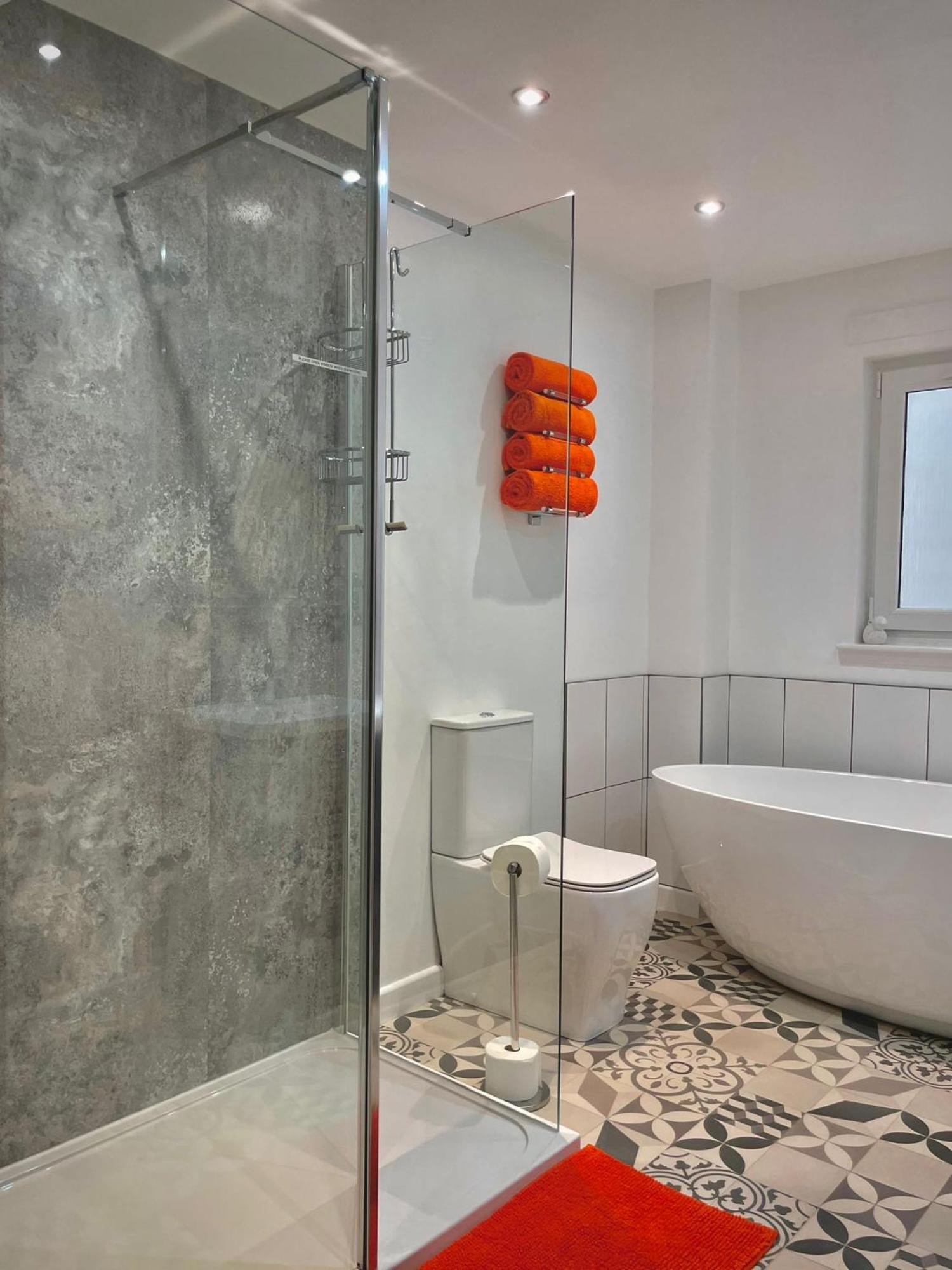 Bright 2-Bedroom Apartment With Parking In Montrose Exteriér fotografie