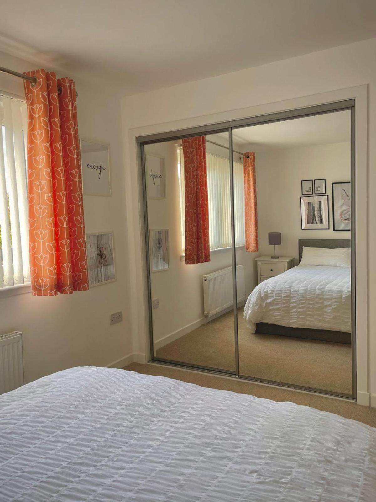 Bright 2-Bedroom Apartment With Parking In Montrose Exteriér fotografie