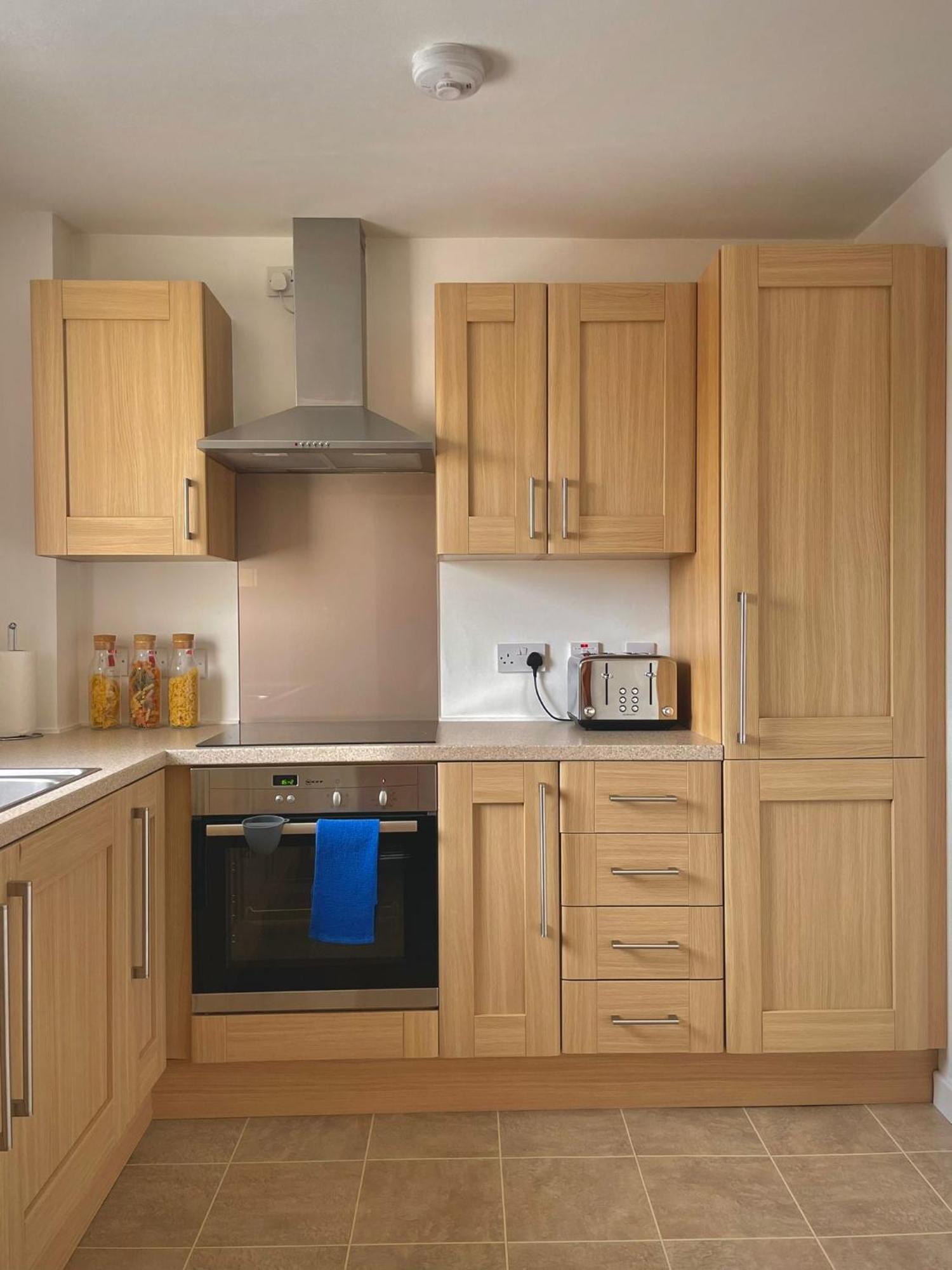 Bright 2-Bedroom Apartment With Parking In Montrose Exteriér fotografie