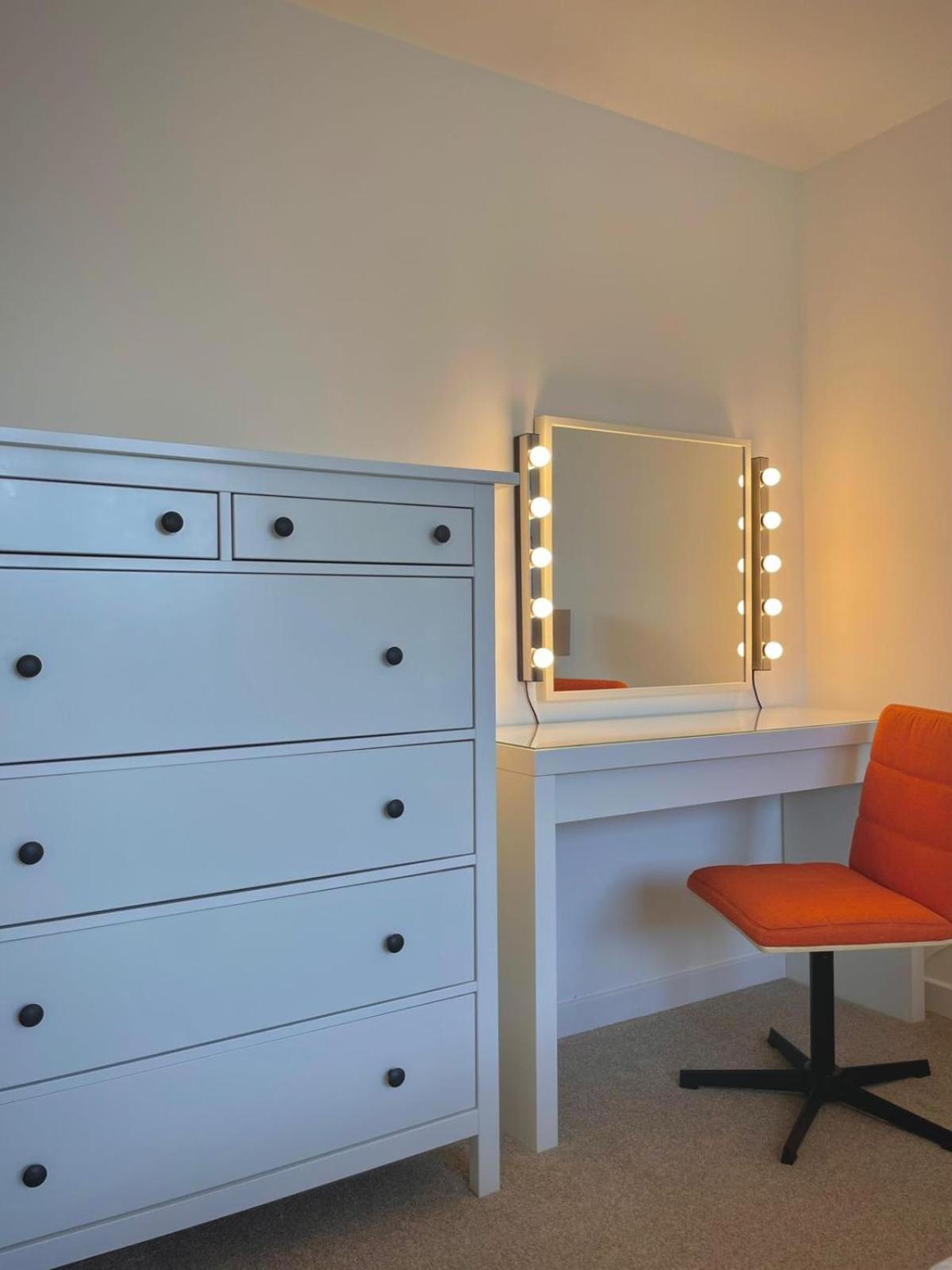 Bright 2-Bedroom Apartment With Parking In Montrose Exteriér fotografie