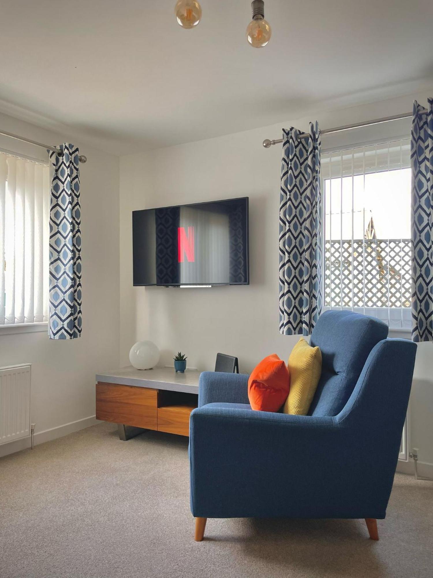 Bright 2-Bedroom Apartment With Parking In Montrose Exteriér fotografie