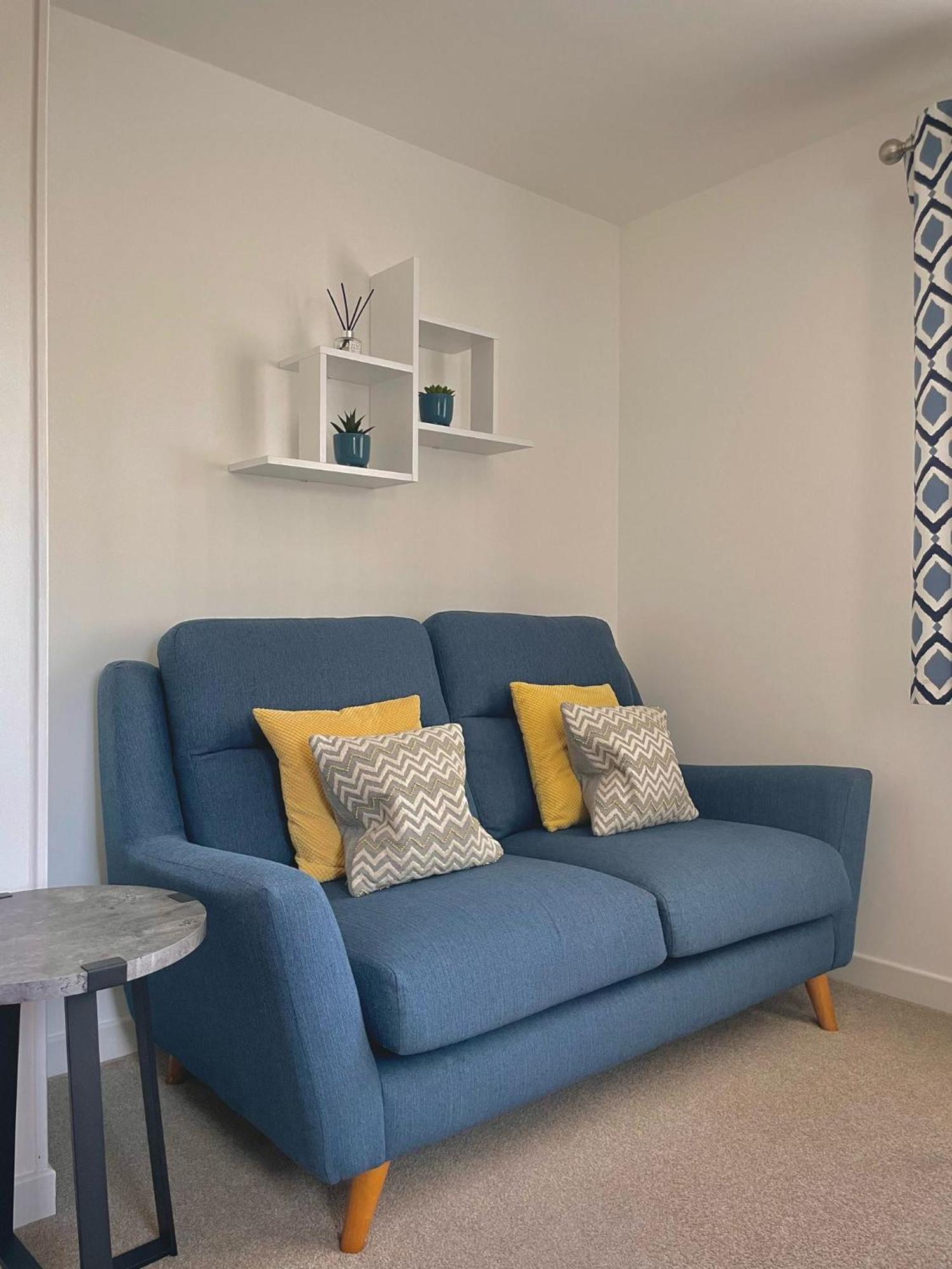 Bright 2-Bedroom Apartment With Parking In Montrose Exteriér fotografie